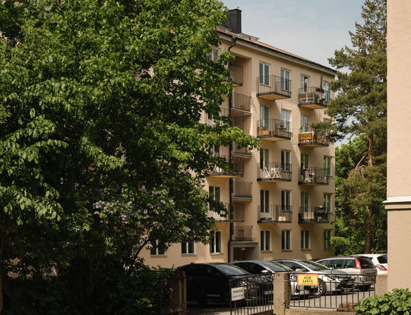 Маленькая шведская квартира с тёмным полом и спальней в нише (35 кв. м)